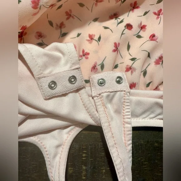 WORN ONCE L’Academie LA Revolve Pink Floral Surplice Bodysuit Sz Medium - Picture 8 of 13